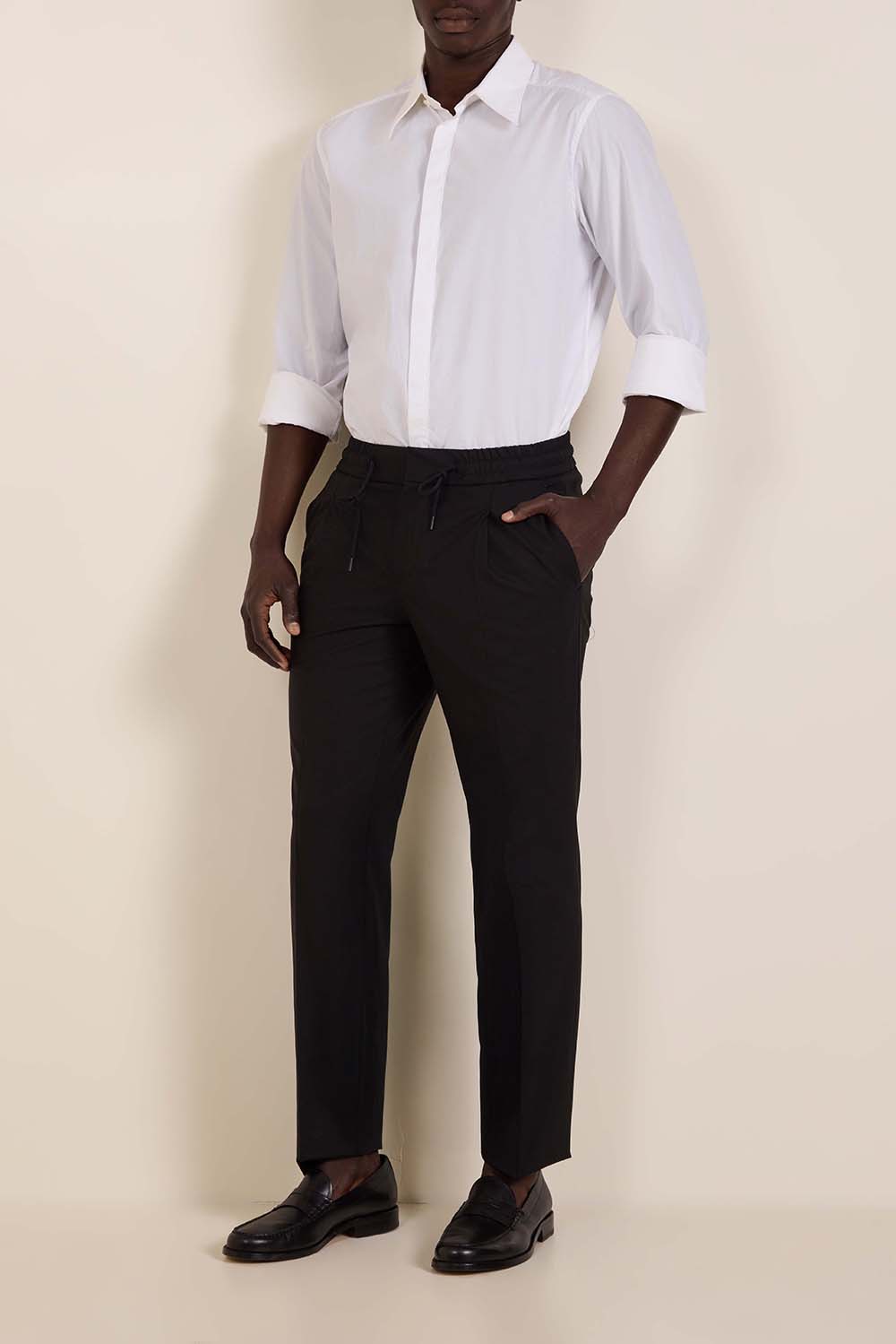 תמונת כל הלוק של מכנסי ג'וגר מחוייטים סלים פיט